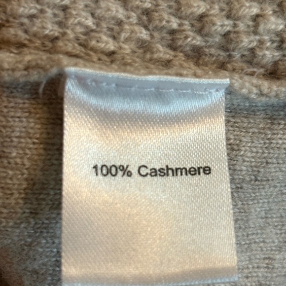Cashmere V-Neck Sweater Soft Knit Relaxed Fit with front pockets. - Picture 8 of 9